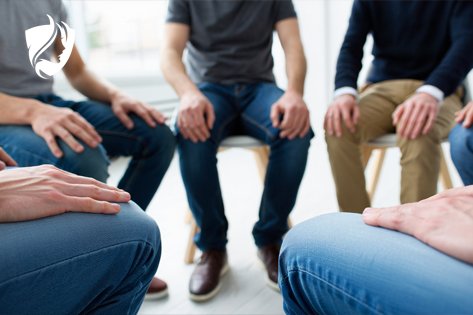 Групповая терапия пациентов в клинике в ходе амбулаторной психологической поддержки при зависимостях